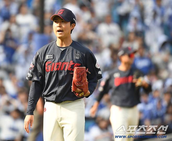 '폭투 1위' 롯데, 아군 위협하는 포크볼 → 김태형 감독 진단은