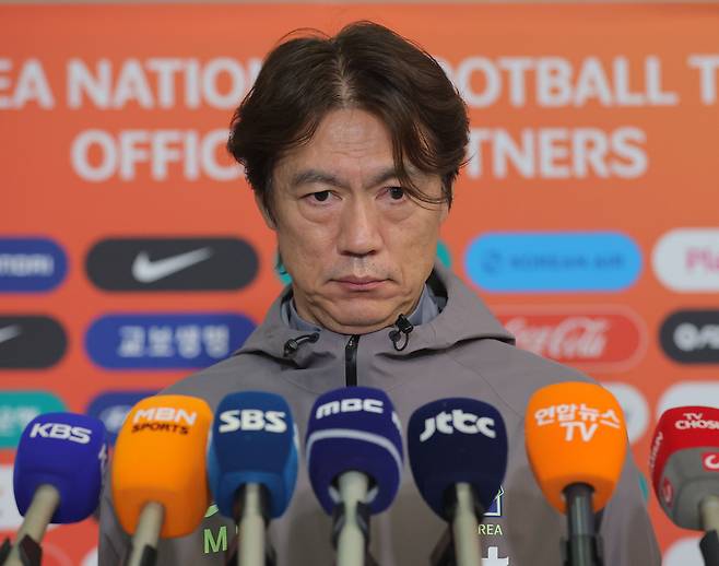 홍명보 ‘바지감독’ 논란 후폭풍… 월드컵 60일 앞두고 터진 ‘미디어 리스크’