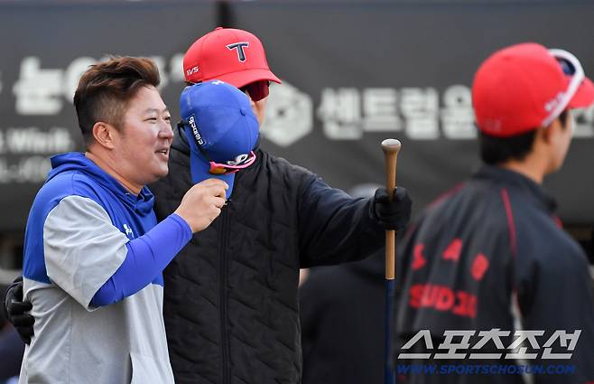 괜히 뭉클하네...광주 찾은 최형우, 따뜻하게 안아준 손승락 수석 [광주 현장]