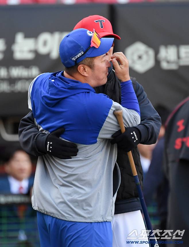 괜히 뭉클하네...광주 찾은 최형우, 따뜻하게 안아준 손승락 수석 [광주 현장]