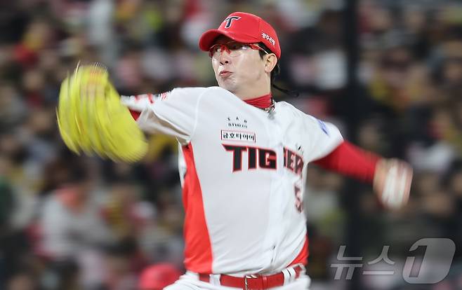 KIA 양현종, 부진 씻고 '대투수' 위용…삼성전 5⅔이닝 3K 1실점 호투