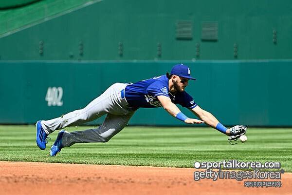 '첫 경기 홈런→21타수 1안타' 김혜성 밀어냈던 유망주 다시 부진 빠졌다…베츠 돌아오면 마이너로 밀려날까