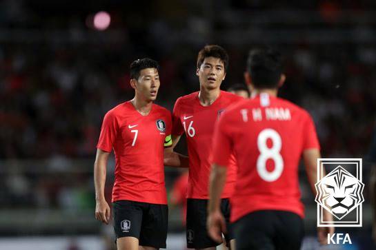 멀리서 홍명보호 바라보는 기성용