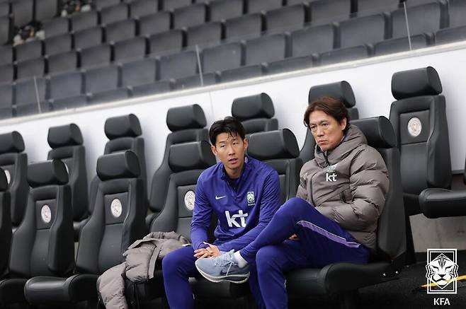 멀리서 홍명보호 바라보는 기성용