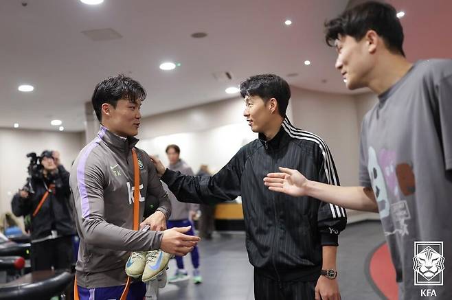 멀리서 홍명보호 바라보는 기성용