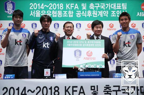 멀리서 홍명보호 바라보는 기성용