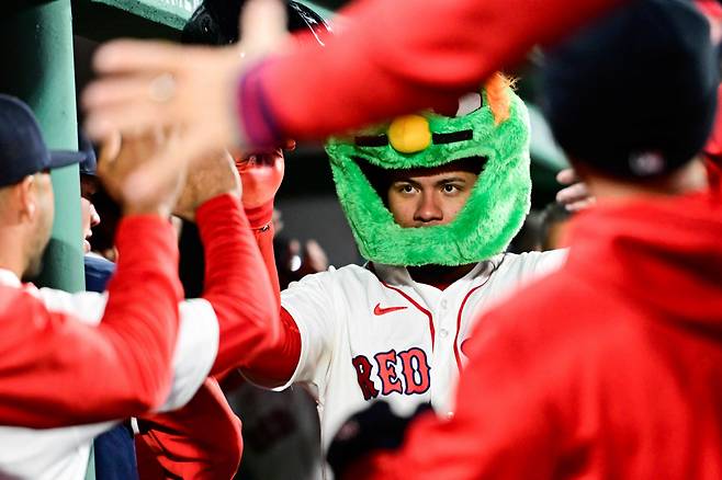 초유의 벤클 예고? 같은 투수에 사구 6번…