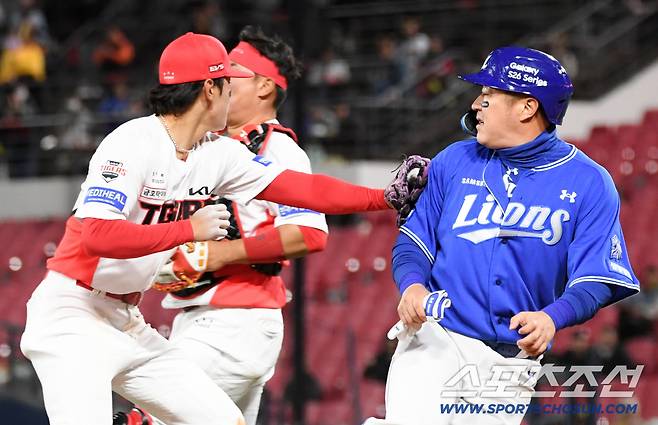 '병살타구를 왜 홈으로…' 믿고보는 수비 데일의 치명적 판단미스→통한의 역전패로 이어졌다[광주포커스]