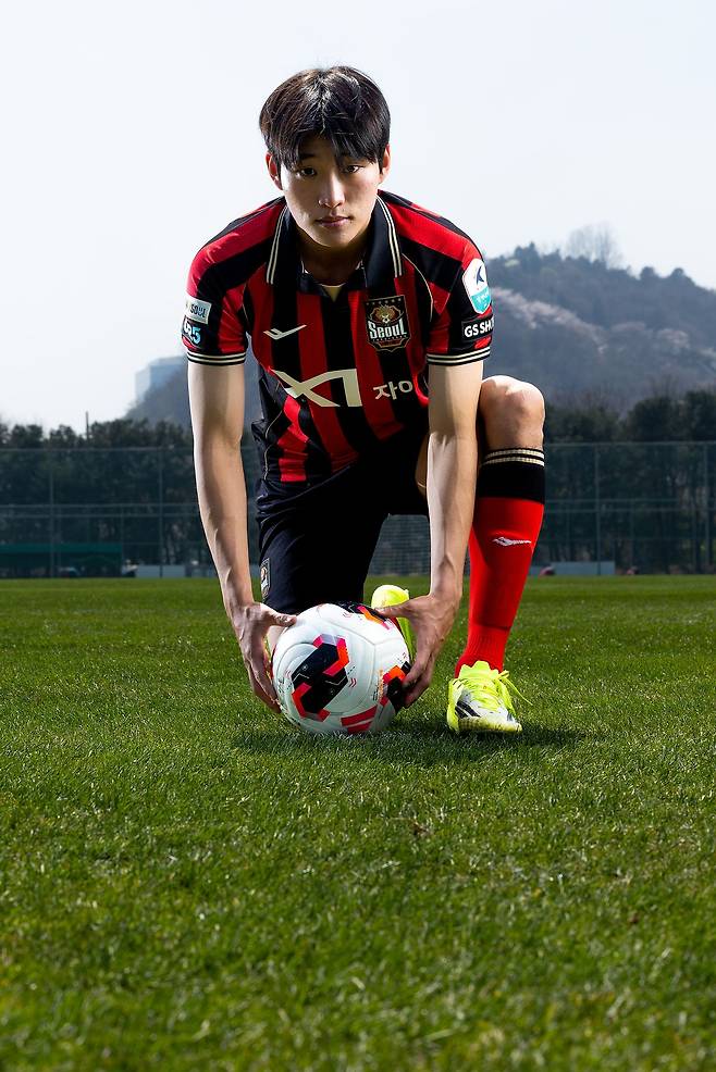 EPL 팀이 오라는데도 더 커서 가겠다는 18세