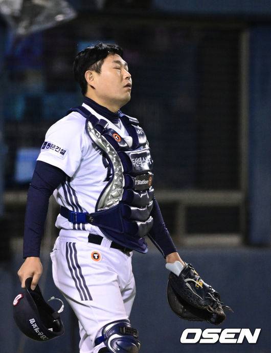 ‘포일-폭투-폭투-폭투-폭투’ 韓 최고 포수 굴욕의 날, 42억 연봉킹인데 타율 .094 침묵→수비마저 흔들린다