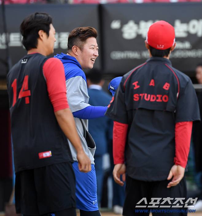 '삼성 유니폼 입고 돌아온 광주' 최형우는 손승락 품에 안겼다...뭉클했던 순간 [광주 현장]