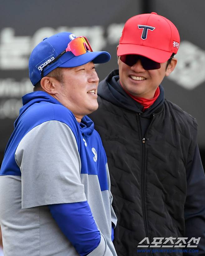 '삼성 유니폼 입고 돌아온 광주' 최형우는 손승락 품에 안겼다...뭉클했던 순간 [광주 현장]