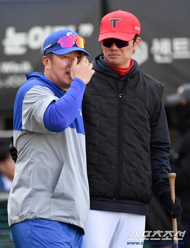 '삼성 유니폼 입고 돌아온 광주' 최형우는 손승락 품에 안겼다...뭉클했던 순간 [광주 현장]