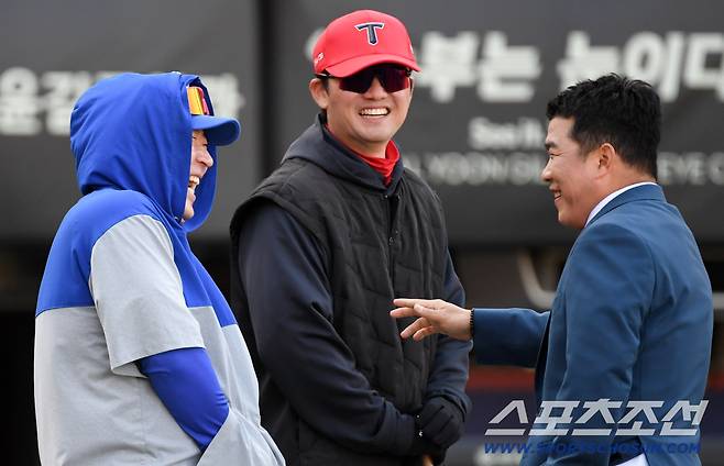 '삼성 유니폼 입고 돌아온 광주' 최형우는 손승락 품에 안겼다...뭉클했던 순간 [광주 현장]