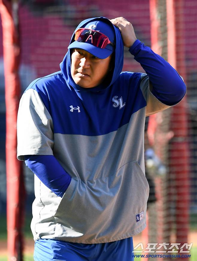 '삼성 유니폼 입고 돌아온 광주' 최형우는 손승락 품에 안겼다...뭉클했던 순간 [광주 현장]