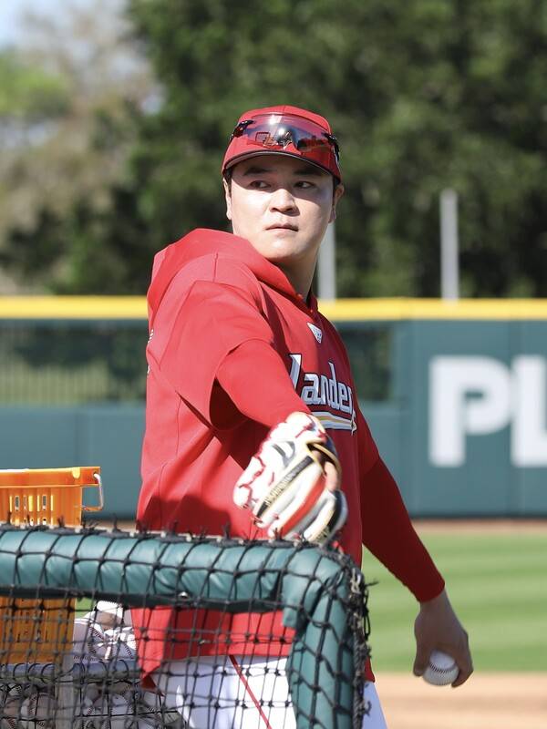 '지갑 여는 선배' 추신수, 2년치 연봉 반납하고 선수단에 환원...MLB에도 없는 '1억 치료기' 쐈다