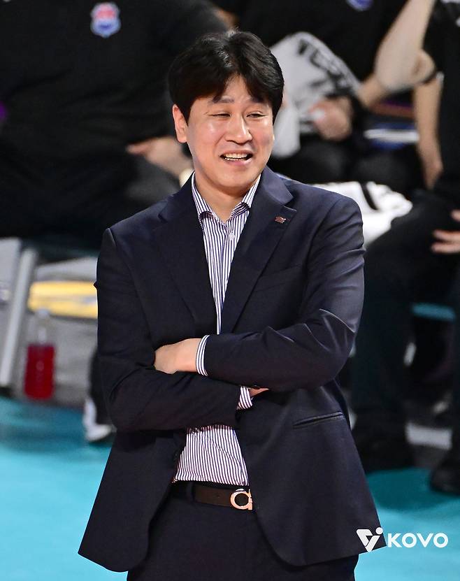 [단독] 김종민 감독 ‘사실상 경질’로 인해 챔프전 놓친 도로공사, 그 이면에는 배구단 너머의 도로공사 본사의 과도한 개입에 정치권 입김까지 작용했다 [남정훈의 오버 더 네트]