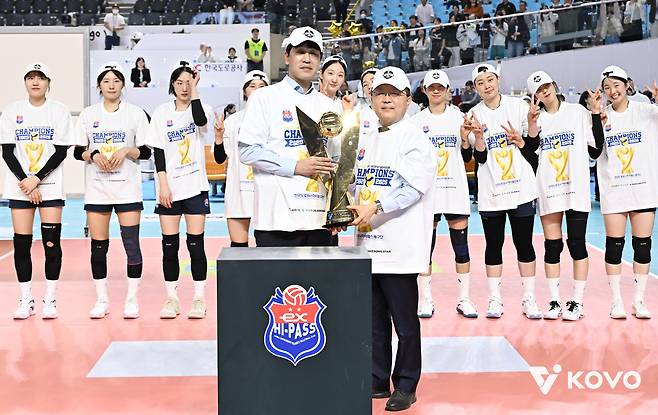 [단독] 김종민 감독 ‘사실상 경질’로 인해 챔프전 놓친 도로공사, 그 이면에는 배구단 너머의 도로공사 본사의 과도한 개입에 정치권 입김까지 작용했다 [남정훈의 오버 더 네트]