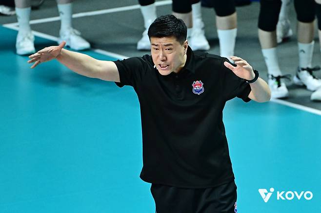 [단독] 김종민 감독 ‘사실상 경질’로 인해 챔프전 놓친 도로공사, 그 이면에는 배구단 너머의 도로공사 본사의 과도한 개입에 정치권 입김까지 작용했다 [남정훈의 오버 더 네트]