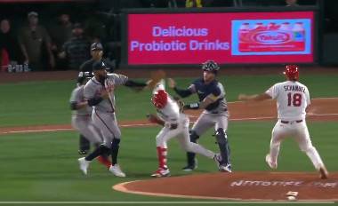 시속 156km 위협구, 머리 강타?