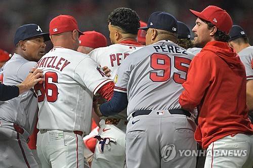 시속 156km 위협구, 머리 강타?