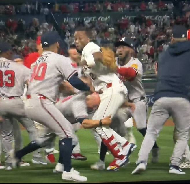 시속 156km 위협구, 머리 강타?