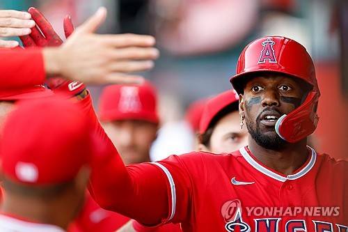 시속 156km 위협구, 머리 강타?