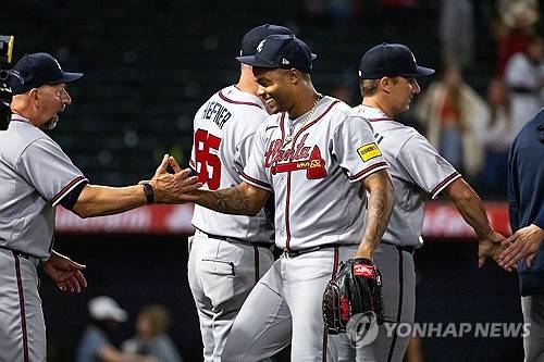 시속 156km 위협구, 머리 강타?