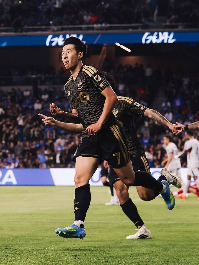 부활한 손흥민, 크루스 아술전 MOTM 선정…블라블라 세리머니 눈길