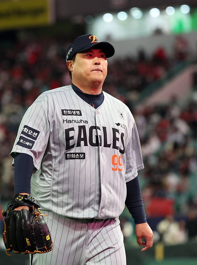 “추운 날 길게 잘 던졌잖아” 한화 류현진 1군 말소…대체 외인 잭 쿠싱 등록