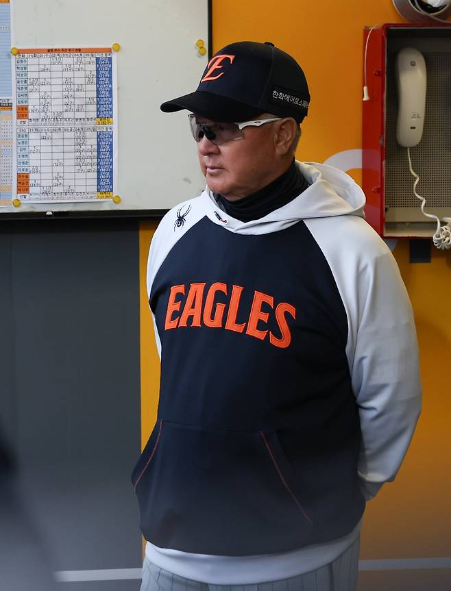 “추운 날 길게 잘 던졌잖아” 한화 류현진 1군 말소…대체 외인 잭 쿠싱 등록