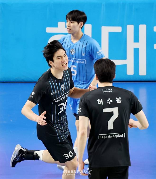 '결국 끝까지 간다' 현대캐피탈, 대한항공에 또 3-0 셧아웃 완승 '2패 뒤 2연승' [천안 현장리뷰]