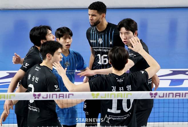 '결국 끝까지 간다' 현대캐피탈, 대한항공에 또 3-0 셧아웃 완승 '2패 뒤 2연승' [천안 현장리뷰]