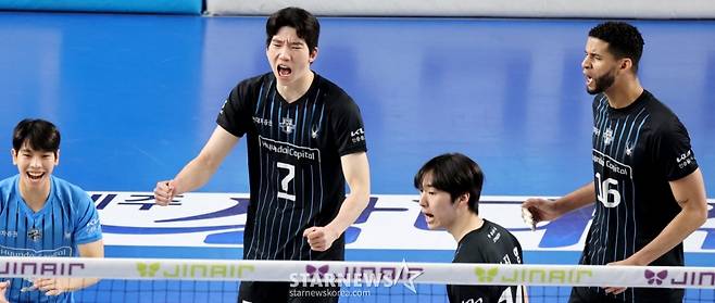 '결국 끝까지 간다' 현대캐피탈, 대한항공에 또 3-0 셧아웃 완승 '2패 뒤 2연승' [천안 현장리뷰]