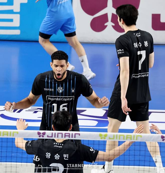 '결국 끝까지 간다' 현대캐피탈, 대한항공에 또 3-0 셧아웃 완승 '2패 뒤 2연승' [천안 현장리뷰]