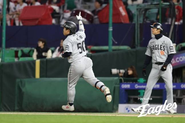 '100억 타자' 결정적 스리런-문동주 155㎞ 쾅! 한화, 선두 SSG에 2연승... 김서현 시즌 첫 세이브 [인천 현장리뷰]
