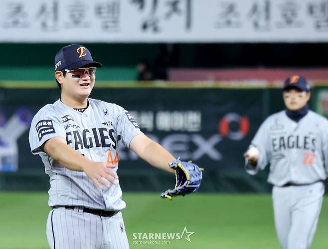 '100억 타자' 결정적 스리런-문동주 155㎞ 쾅! 한화, 선두 SSG에 2연승... 김서현 시즌 첫 세이브 [인천 현장리뷰]