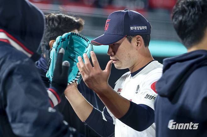 롯데 드디어 이겼다, '新 좌완 에이스 대관식?' 김진욱 8이닝 환상투 '패패패패패패패' 끊었다! 홈 5G 만에 첫 승 달성 [부산:스코어]