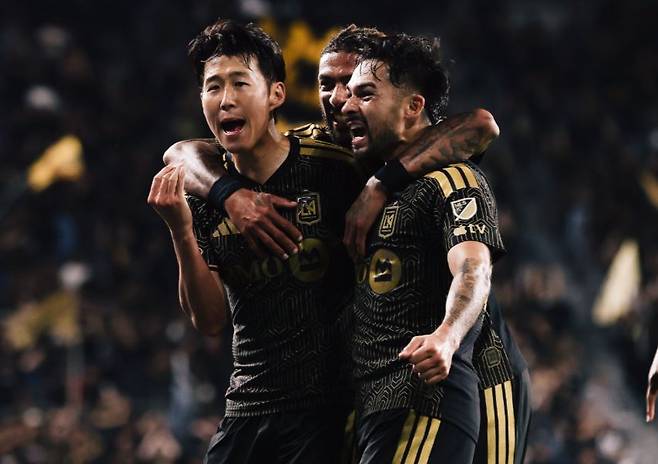 손흥민 '닥쳐 세리머니', 드디어 나왔다…시즌 첫 필드골→'한 번 떠들어 봐'→어퍼컷→손가락 모션까지+'에이징 커브' 비판 정면 반박