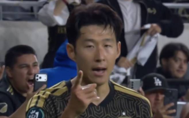 손흥민 '닥쳐 세리머니', 드디어 나왔다…시즌 첫 필드골→'한 번 떠들어 봐'→어퍼컷→손가락 모션까지+'에이징 커브' 비판 정면 반박