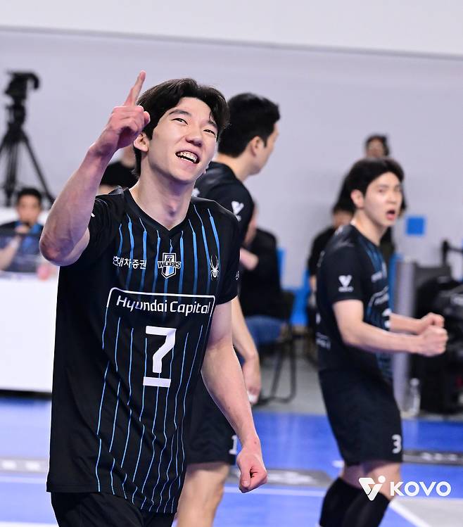 ‘비디오 판독 시리즈’라고 불러야 하나...2차전 판독 3개로 웃었던 대한항공, 4차전에선 판독 기회 스스로 날리고 울었다 [남정훈의 오버 더 네트]