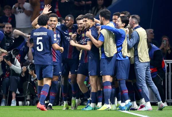 '이강인 15분-살라 벤치' PSG, 리버풀 2-0 압도하며 완파