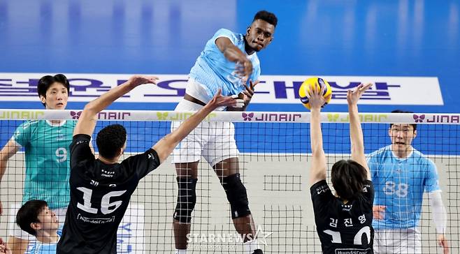 대한항공 외인 교체 오히려 '악수' 되나, 허수봉