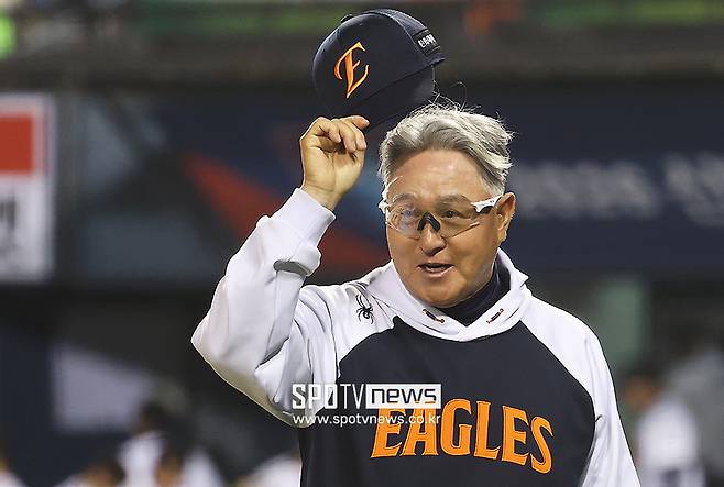 ‘아찔 사태’ 날아간 배트가 김경문 직격하다니… '허허' 웃은 노장의 속 깊은 배려, 명장의 특기는 인내다