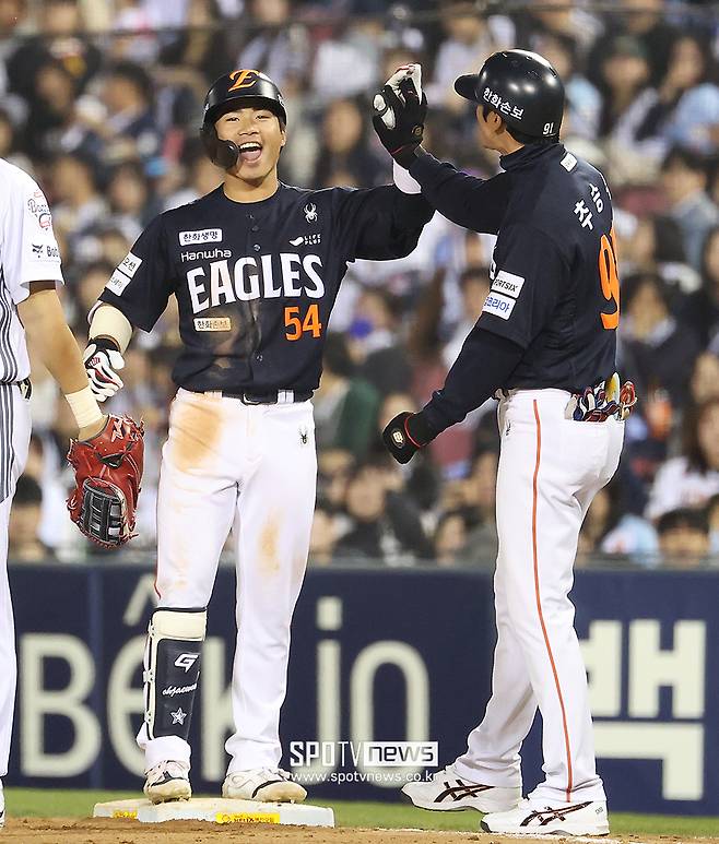 ‘아찔 사태’ 날아간 배트가 김경문 직격하다니… '허허' 웃은 노장의 속 깊은 배려, 명장의 특기는 인내다