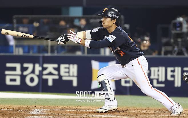 ‘아찔 사태’ 날아간 배트가 김경문 직격하다니… '허허' 웃은 노장의 속 깊은 배려, 명장의 특기는 인내다