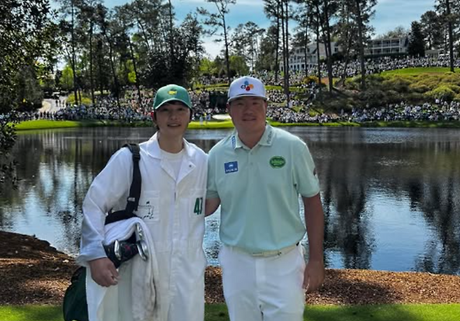 배우 송중기, 오거스타서 직접 샷…마스터스 파3 임성재 캐디로 나서