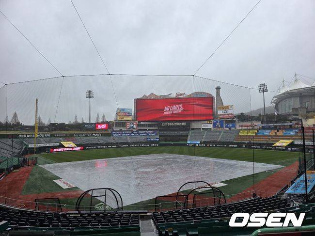 ‘하루종일 비 예보’ 방수포 설치된 인천, SSG-한화 3연전 최종전 열릴 수 있을까 [오!쎈 인천]