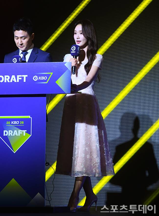 '에레디아 인종차별 논란' 김희연 아나운서, 결국 사과…