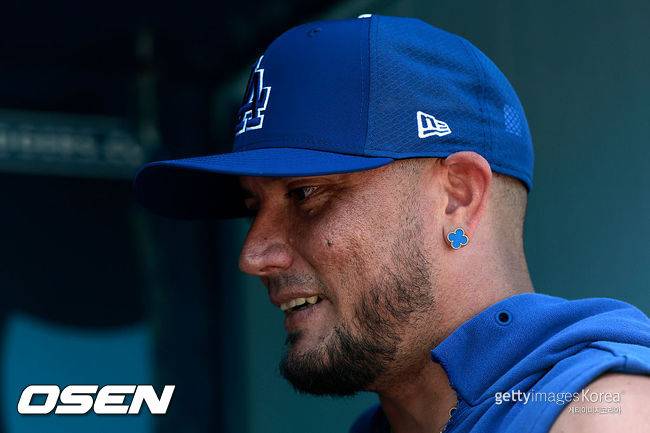 ‘김혜성 긴급 출전’ 이런 비극적 사연이…갑작스런 부친상→출전 강행, 로하스의 애끓는 사부곡 “아버지도 내가 경기 뛰는 걸 원했을 것”